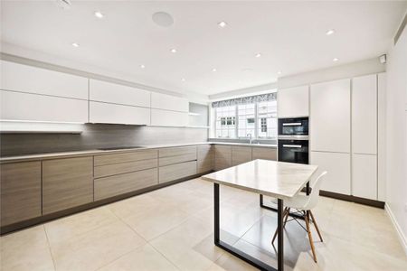 Expertly finished and furnished three bedroom three bathroom, family mews house located on a quiet road between Hyde Park and South Kensington. - Photo 2