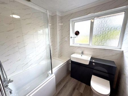 3 bedroom semi-detached house to rent - Photo 5