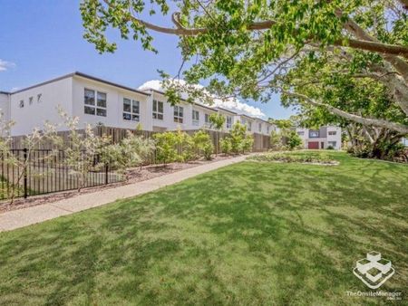 STYLISH MODERN 3BR TOWNHOUSES â CLOSE TO BAYSIDE WATERFRONT! - Photo 2