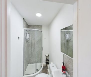 4 bedroom house of multiple occupation to rent - Photo 1