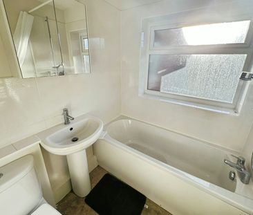 Vicarage Lane, Long Bennington, Newark, NG23 - Photo 5