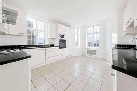 Spacious three bedroom apartment in the heart of St. John's Wood - Photo 4