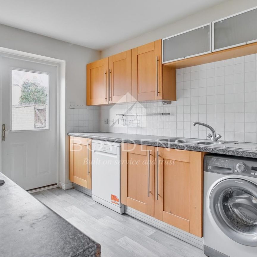Robin Crescent, Colchester - Photo 1
