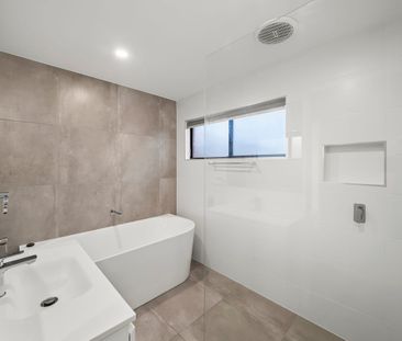 Spacious, Modern Family Home with Pool in Ashmore! - Photo 3