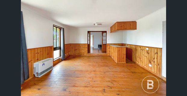 SPACIOUS FAMILY LIVING IN A CONVENIENT SEBASTOPOL LOCATION - Photo 1