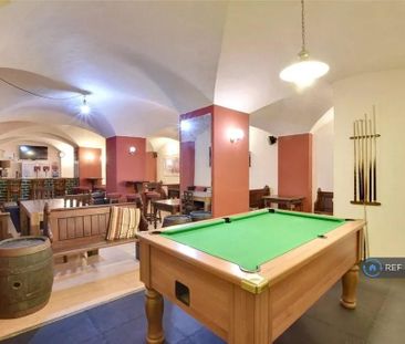 1 bedroom in a flat share to rent - Photo 2