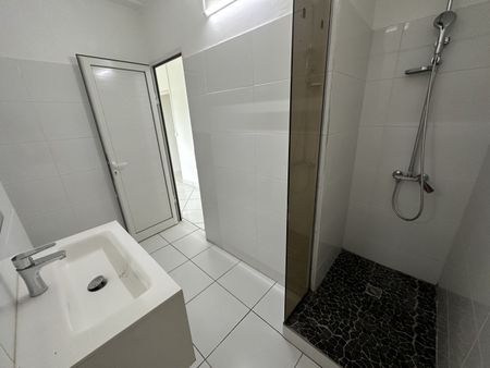 Location Appartement 5 pièces 104m² - Photo 2