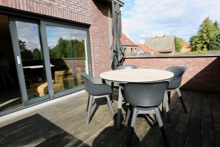 Ruim appartement met twee slaapkamers, groot terras en carport! - Photo 2