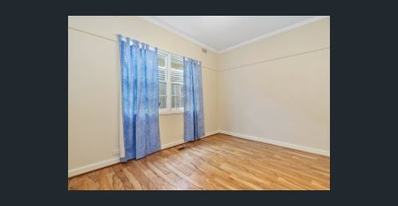 *** Large Home ~ 3 Bdrm ~ 2 Bath ~ 2 Lounge PLUS Ducted Heating and Split System Cooling Large Gardens and Walk to Everything - Photo 3