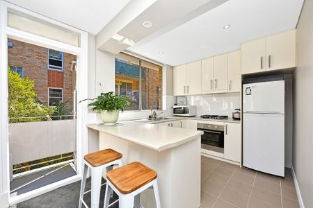 Sun filled apartment with covered tandem car space - Photo 3