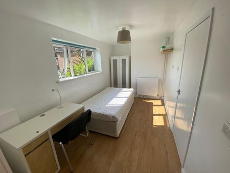 5 bedroom semi-detached house to rent - Photo 3