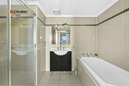 Contemporary, Spacious & Ultra-Convenient - Photo 4