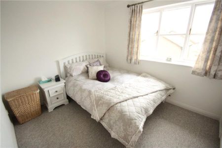Alexandra Gardens, Woking - 2 bedrooms Property for lettings - Seymours - Photo 4