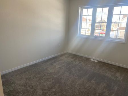 For Lease - 120 Esther Crescent, Thorold, Ontario - Photo 4