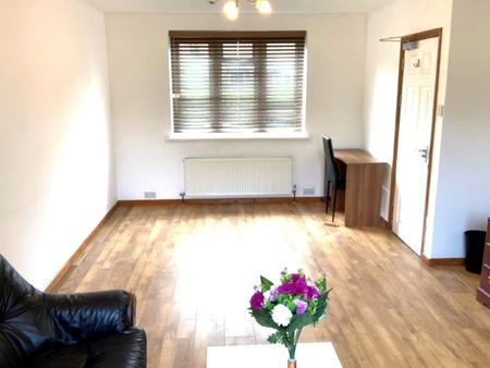 3 Bed End Terrace, Dupont Road, SW20 - Photo 3