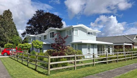 Luxurious Modern Home in a Family-Friendly Neighborhood - Photo 2