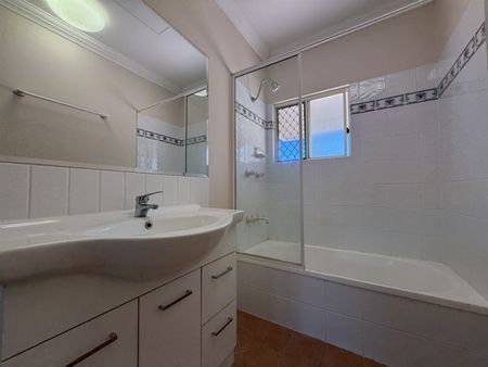 2 BEDROOM TOWNHOUSE IN CENTRAL LOCATION + TRANQUIL COURTYARD! - Photo 5