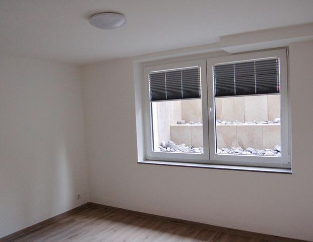 SOUTERRAINWOHNUNG 2,5 RAUM MIT SEPARATEM EINGANG U. EINBAUKÜCHE, - Photo 1