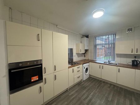 1 bedroom in a house share to rent - Photo 2
