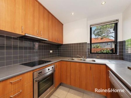 FAMILY SIZED TOWNHOUSE IN PRIME POSITION - Photo 4