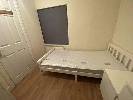 1 bedroom in a house share to rent - Photo 2