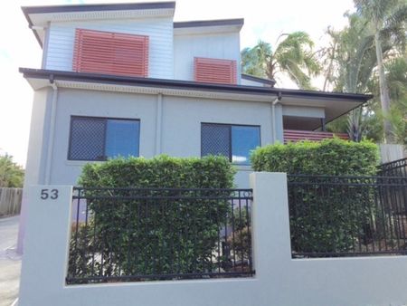 Stylish Three-Bedroom Townhouse in Prime Carina Heights Location - Photo 3