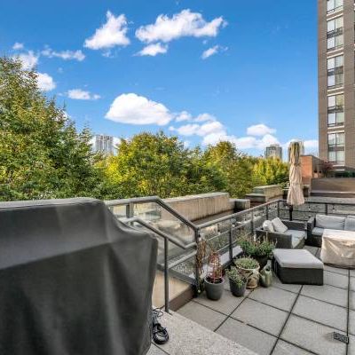 Stunning 2 Bed + 2 Bath + Den + Solarium with Huge Private Patio - Photo 4