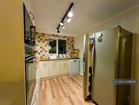 3 bedroom maisonette to rent - Photo 4