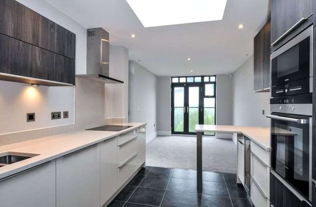 A luxury apartment in a prime Sevenoaks location, with off street parking. - Photo 1