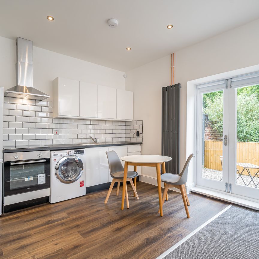 Flat 1A, 16 Clarendon Road, LS2 9NN, Leeds - Photo 1