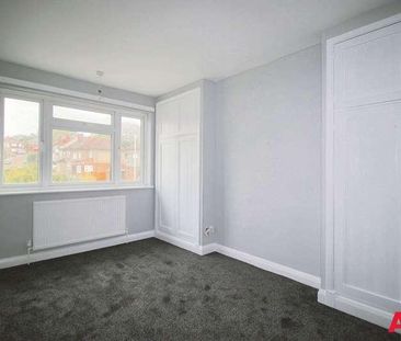 Larchwood Avenue, Romford, RM5 - Photo 4