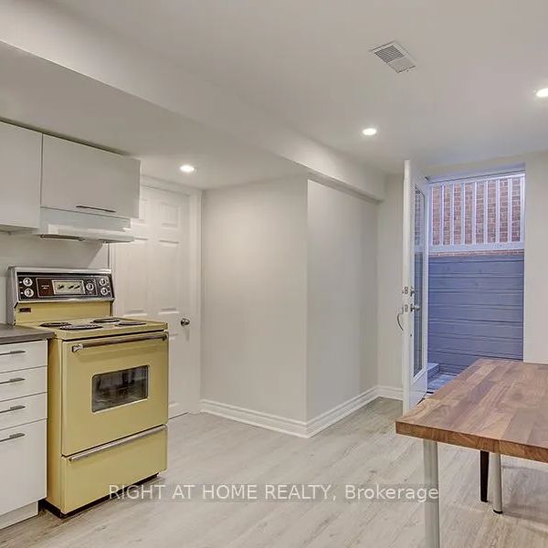 Detached Home For Lease | W9253113 - Photo 1