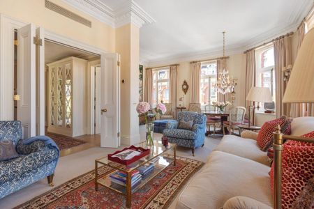 An Impressive classical period apartment in the heart of Mayfair, W1. - Photo 4