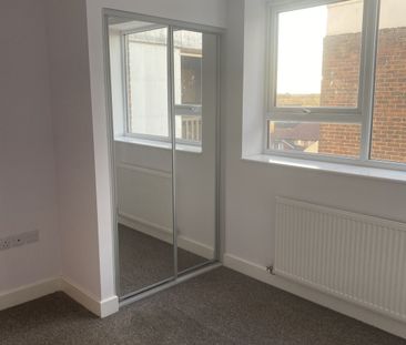 QUEENSWAY, BLETCHLEY - 2 BEDROOMS - Photo 3