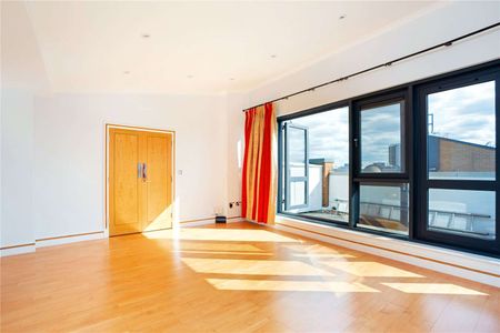 A substantial duplex penthouse which offers impressive views over the London skyline. The property is positioned in a secure gated development. - Photo 2