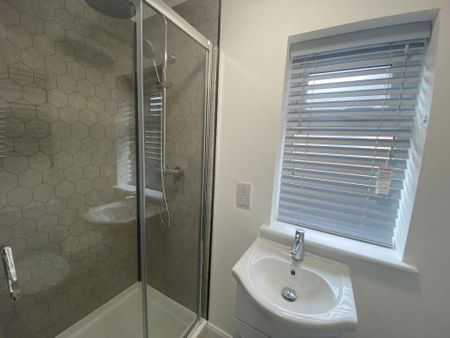 1 bedroom in a house share to rent - Photo 3