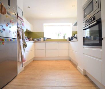 4 bedroom House in Mercury Avenue, Wokingham - Photo 6