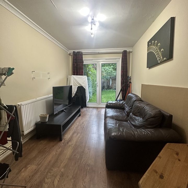 5 Bed Semi-Detached House, Laverstoke Gardens, SW15 - Photo 1