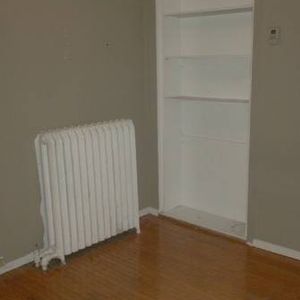 Nice Spacious 3 bedroom on Dundas Street West - Photo 2