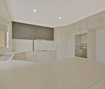 IMMACULATE THREE-BEDROOM HOME - Photo 3