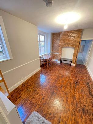 Victoria Park Road Room 1 - Photo 1