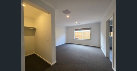 Stunning Family Home in Mambourin! - Photo 3