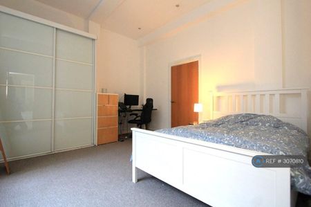 1 bedroom in a flat share to rent - Photo 3