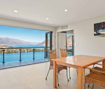 Spacious 3 Bedroom Home with Stunning Lake Wakatip - Photo 1