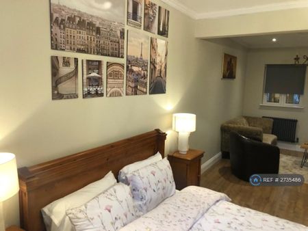 1 bedroom in a house share to rent - Photo 2