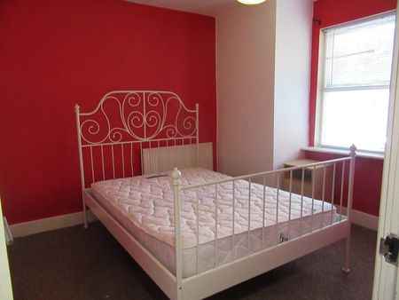 3 bedroom flat to rent - Photo 3