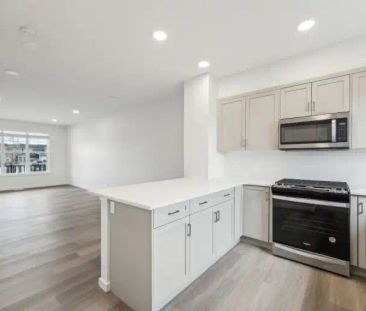 BRAND NEW | Beautiful Semi-Detached Home - 3 Bed - 2.5 Bath - In Le... - Photo 1