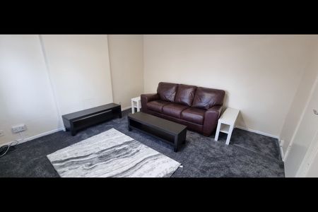 3 Bed Terraced House, Lovell Park View, LS7 - Photo 3