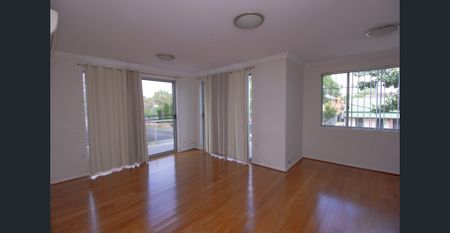 Modern Unit with 2 Bedrooms, 2 Bathrooms & Garage in Parramatta - Photo 3