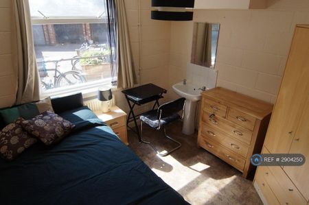 1 bedroom in a house share to rent - Photo 5
